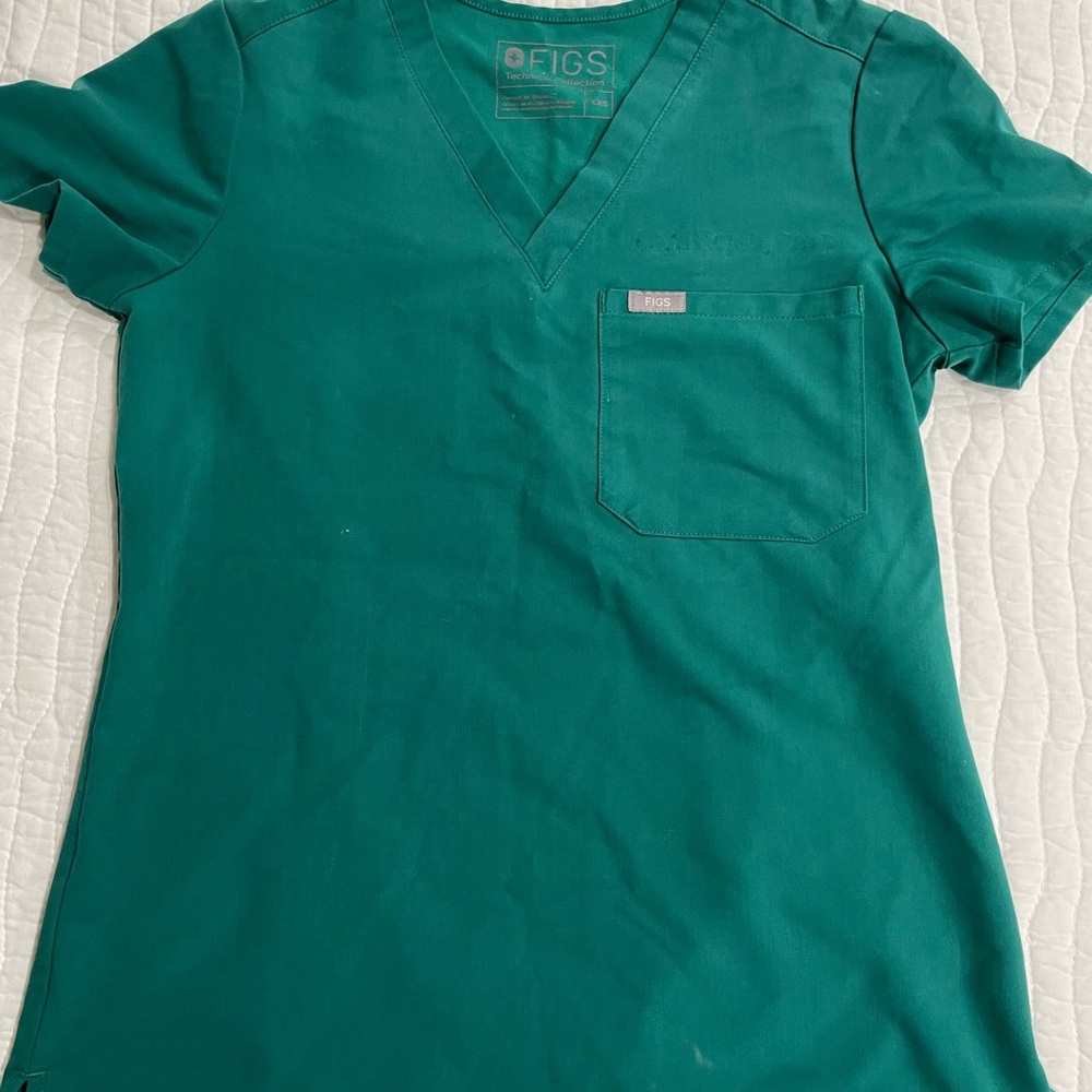 Figs Catarina One-Pocket Scrub Top - Hunter Green